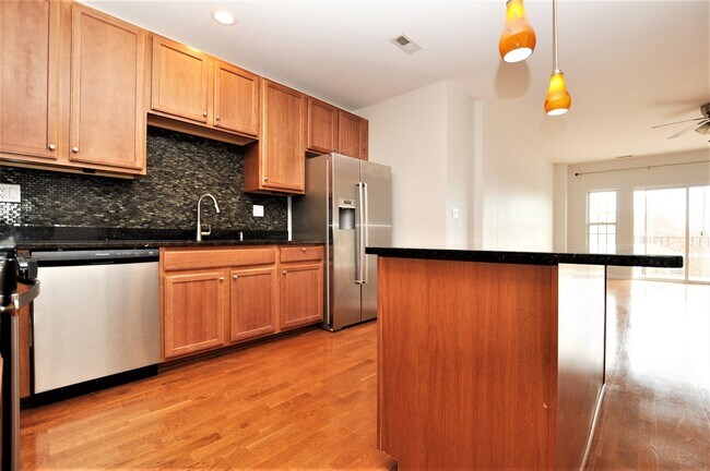 Building Photo - 3000 W Lawrence Ave