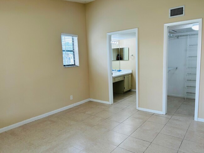 Building Photo - 6649 Somerset Dr
