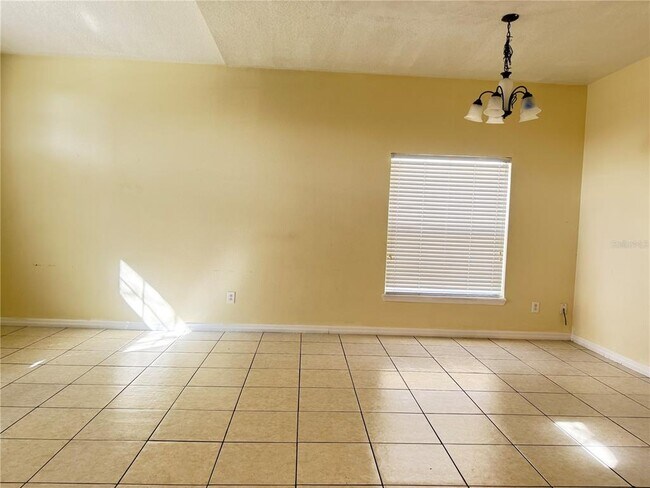Building Photo - 2109 Woodsedge Dr