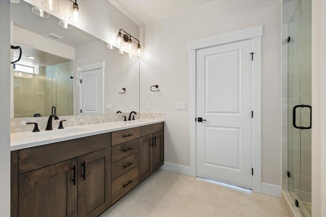 Building Photo - Resort-Style Living in the Prestigious Riv...