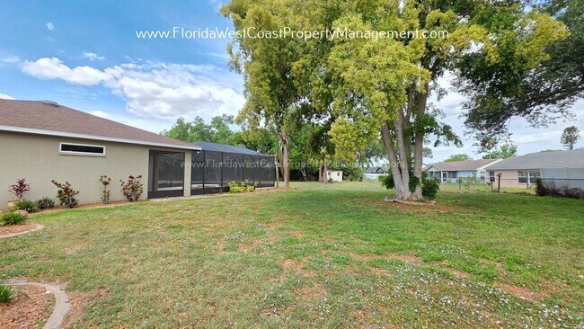 Building Photo - CUTE AND SPACIOUS 3 BEDROOM/ 2 BATH POOL HOME! NORTH PALMETTO! PET FRIENDLY!