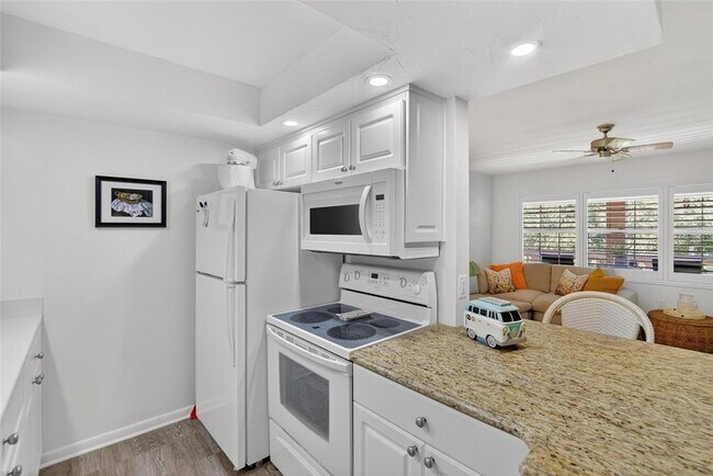 Building Photo - 650 Pinellas Point Dr S