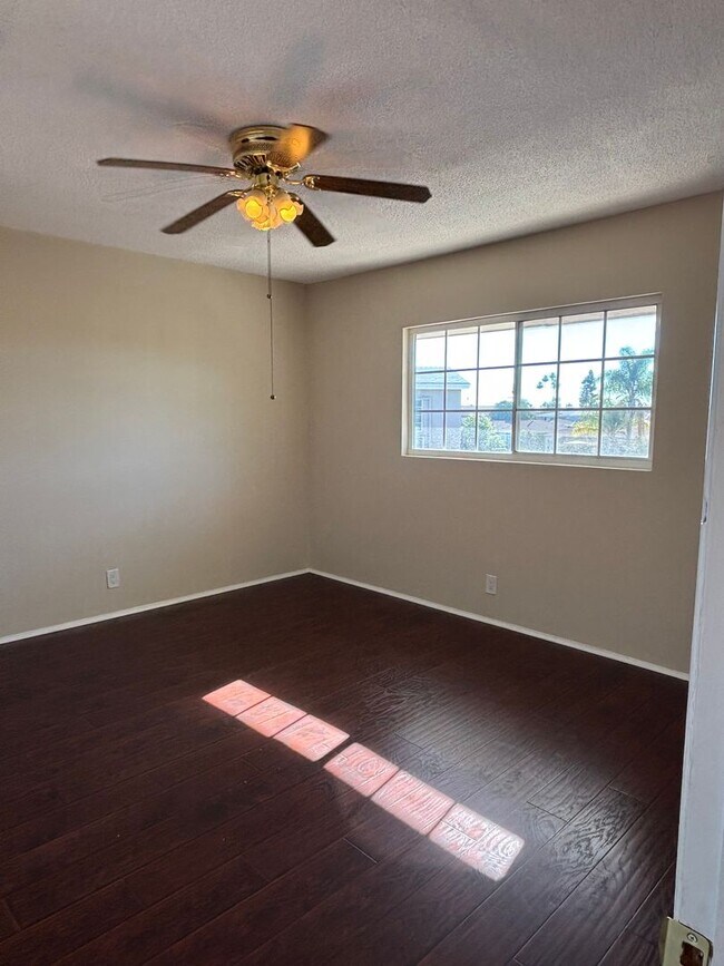 Building Photo - 2 bedroom 1 bath available now in East LA!