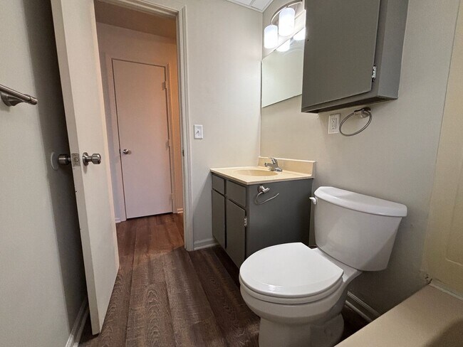 Building Photo - Renovated 2 Bedroom, 1 Bath Apartment at the Brookside Apartments!