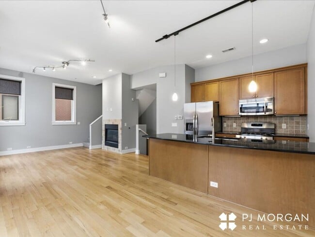 Building Photo - 2 Bedroom, 2 Bathroom Townhouse - Available Immediately