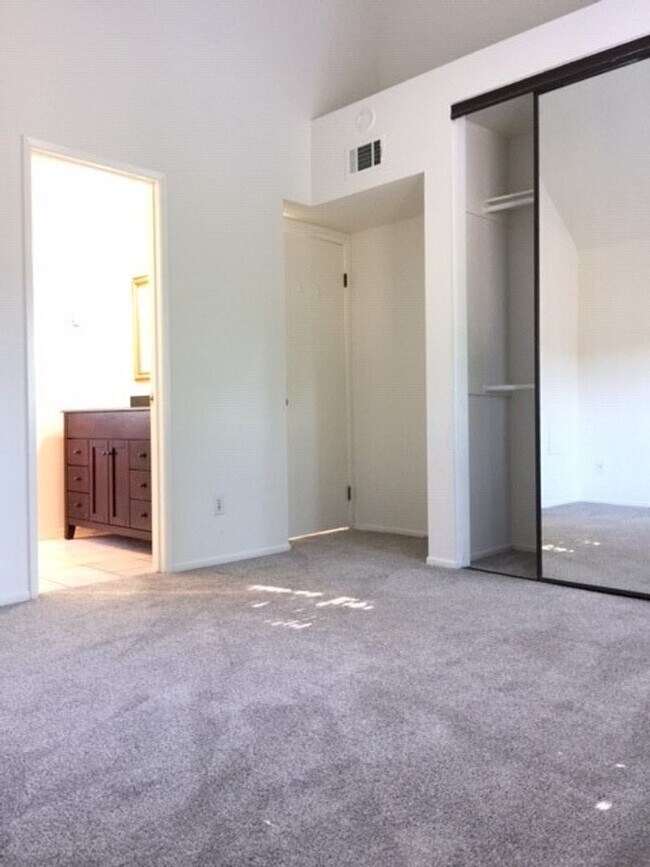 Building Photo - 25761 Le Parc