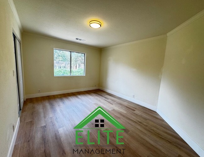 Building Photo - **For Rent: Beautifully Remodeled 3-Bedroo...