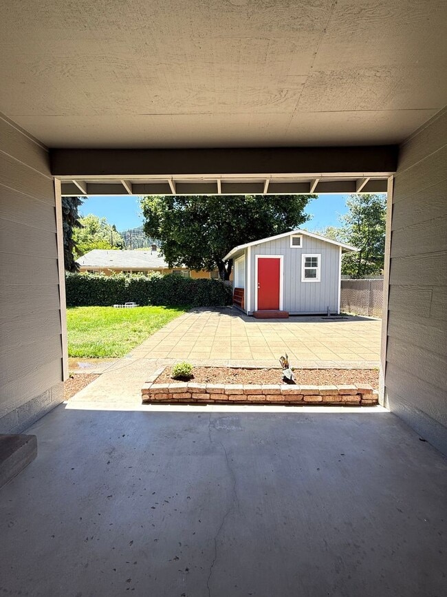 Building Photo - Beautiful 3 Bedroom, 2 Bathroom Rogue River Rental