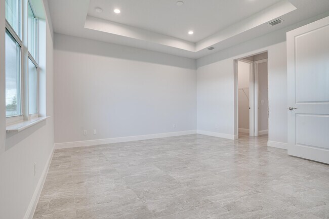 Building Photo - 388 SW Vista Lake Dr