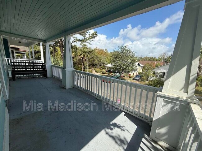 Building Photo - 607 W 44th St