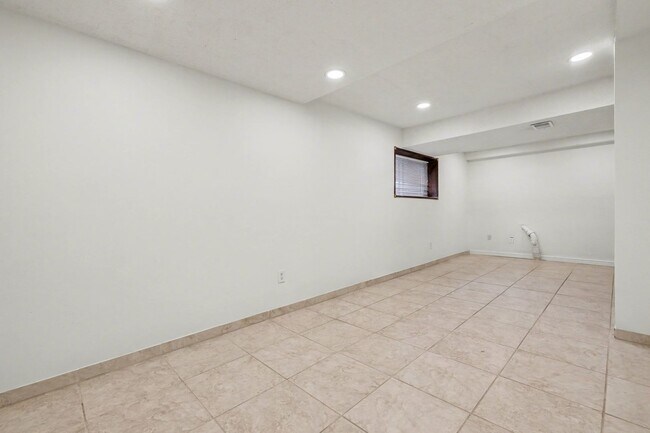 Building Photo - Spacious 2Bed/2.5Bath Townhouse in Central Denver