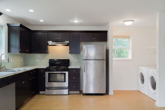 Building Photo - 648 -702 Hudson St