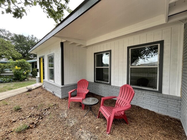 Building Photo - 258 Cresham Dr