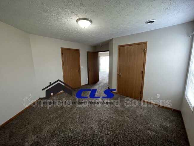 Building Photo - 558 College Ave