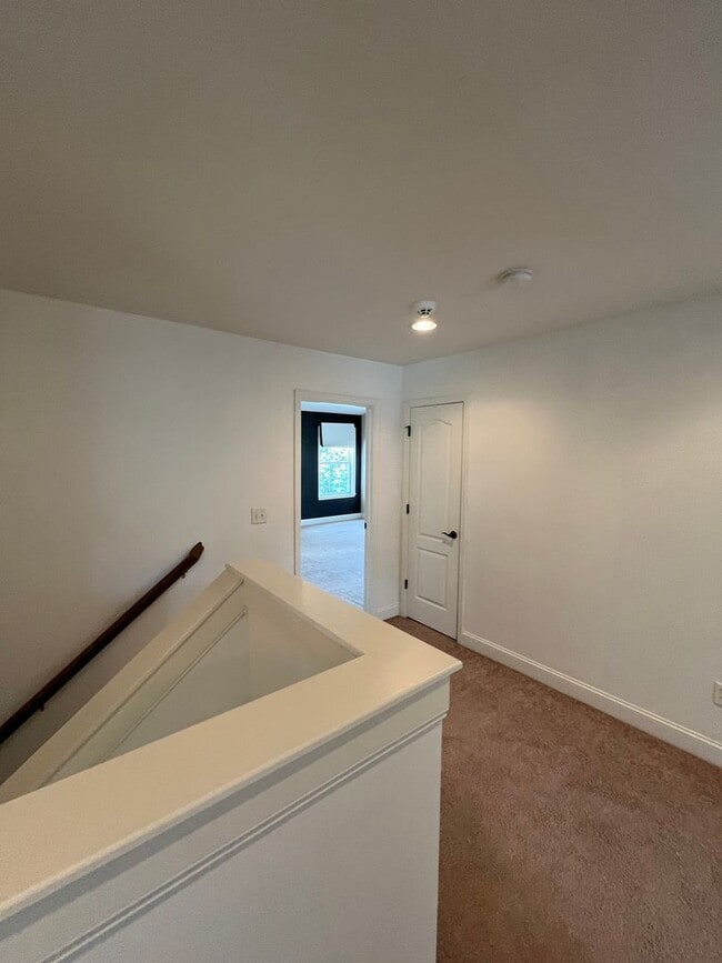 Building Photo - Stunning 3 Bed 3 Bath Home