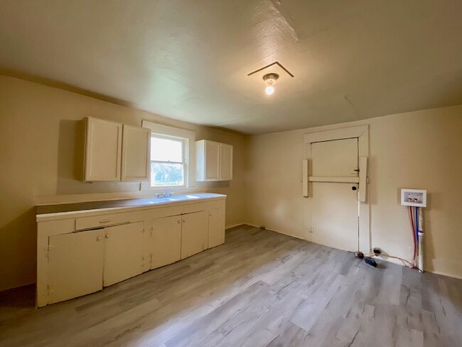 Building Photo - Remodeled 1 Bedroom 1 Bath House in Sunset...