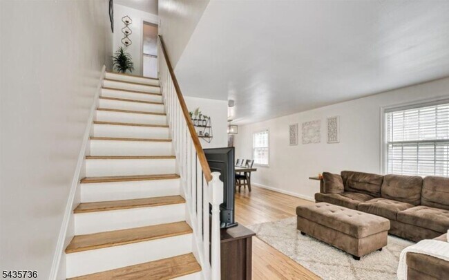 Building Photo - 5 Mayfield Pl