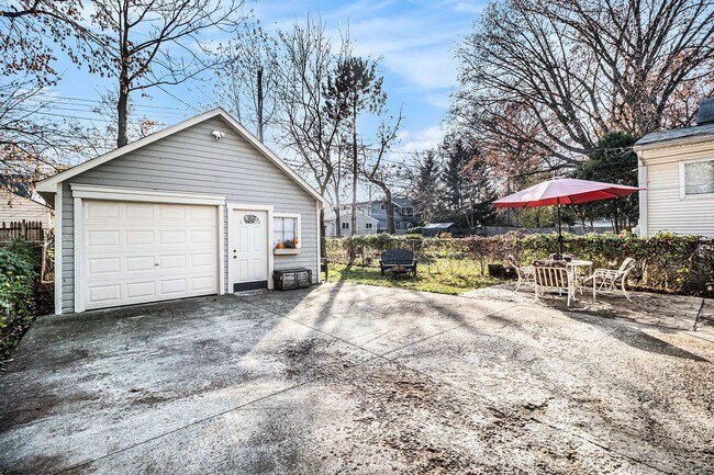 Building Photo - 3 BED 2 BATH BUNGALOW STYLE HOME IN FERNDALE ------ W. CHESTERFIELD