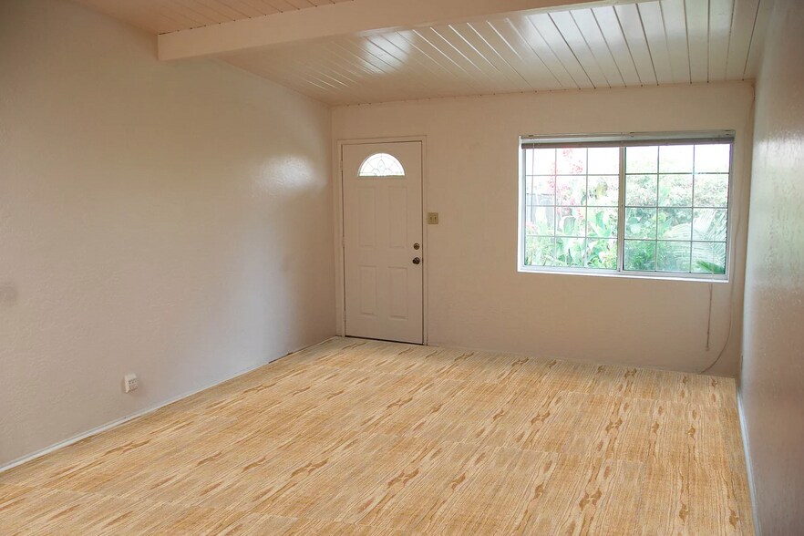 Unit B - Living Room - 1025 El Embarcadero Rd