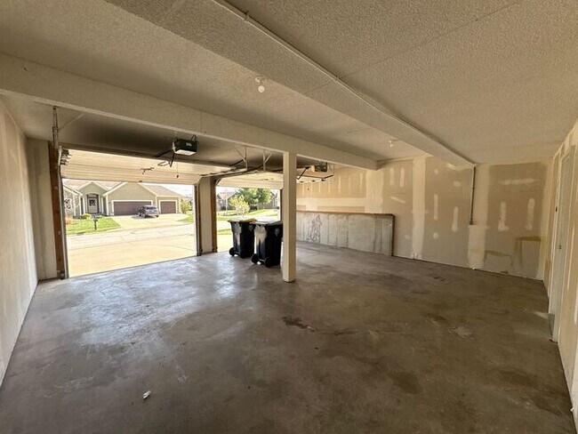 Building Photo - 3-Bedroom Home in a Quiet, Relaxing Neighb...