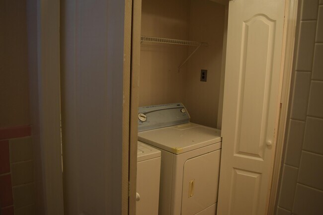 Building Photo - 310 La Salle Ave