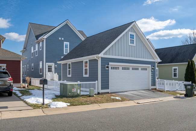 Detached garage - 681 Fielding Run Dr