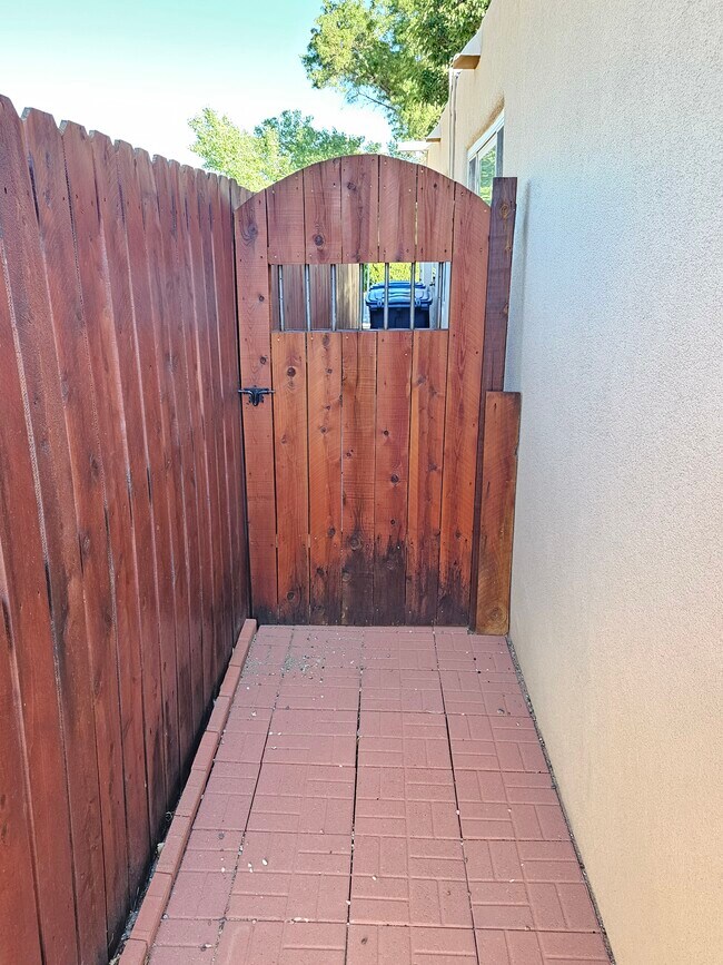 Backyard Gate & Walkway - 10912 Woodland Ave NE