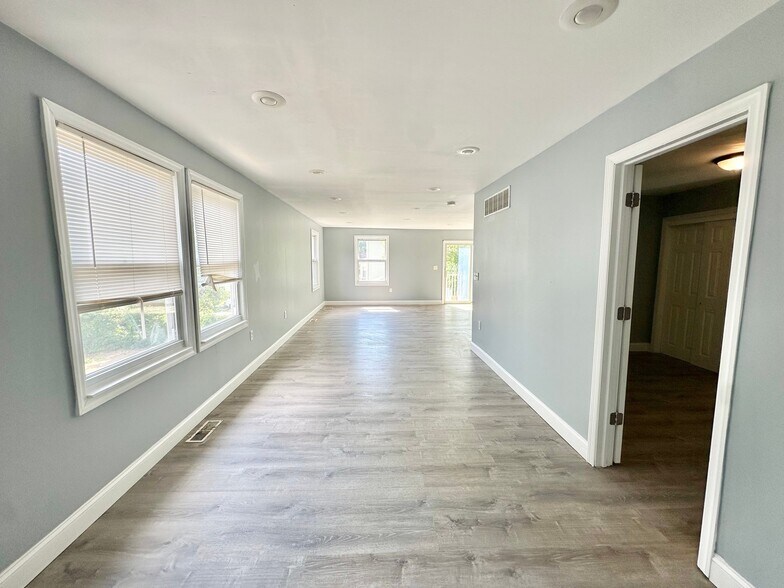 Building Photo - 119 Evergreen Ave