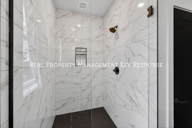 Building Photo - 2109 23rd Ave N