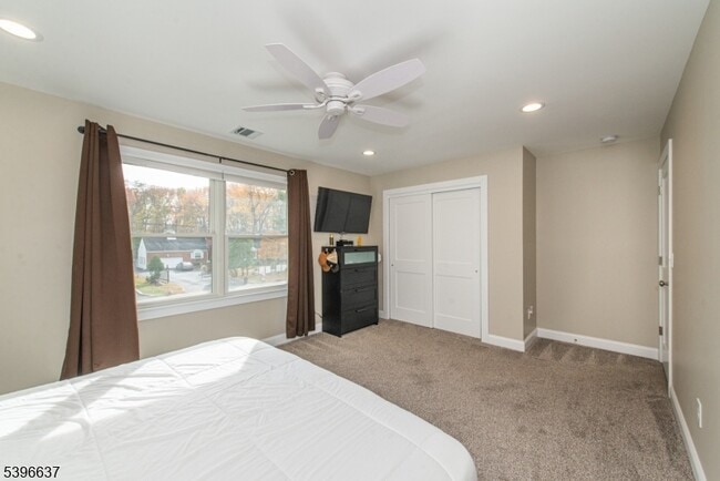 Building Photo - 773 Union Blvd