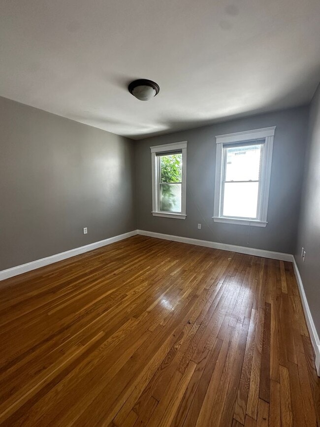 Building Photo - Spacious 3 Bed 2 Bath Apartment With Garag...