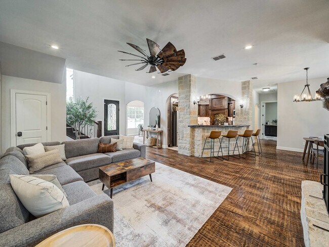 Building Photo - 200 Cove Dr