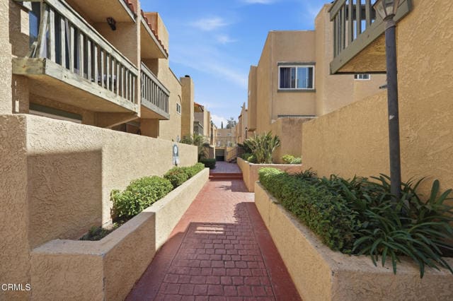 Building Photo - 10260 Plainview Ave