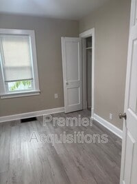 Building Photo - 614 Leonard St