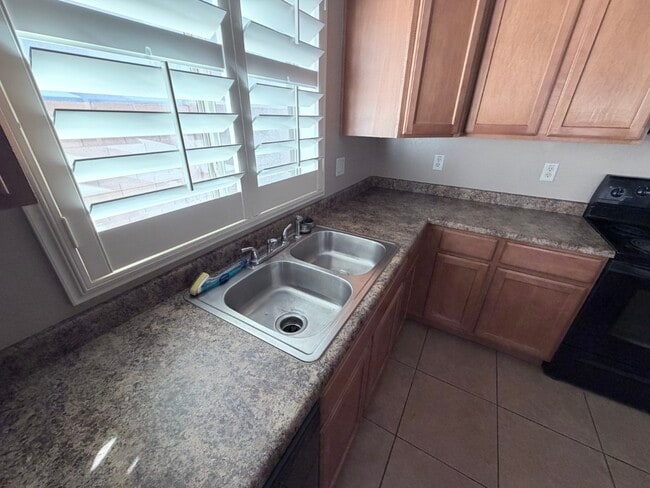 Building Photo - 412 E Jasper Dr