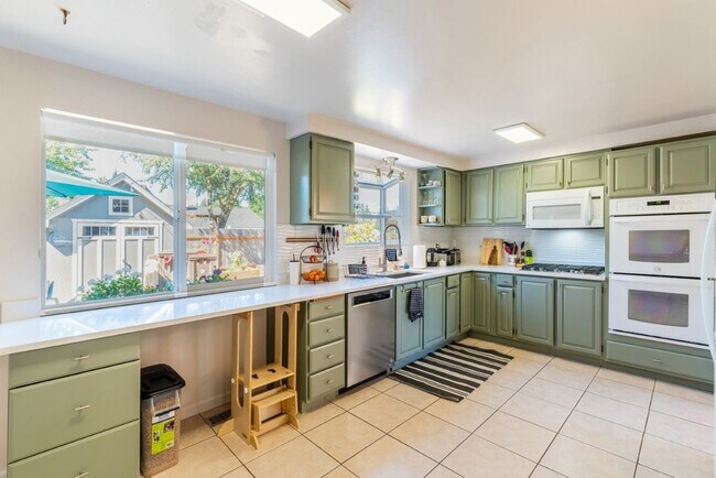 Building Photo - 4bd/1.75ba Shoreline Home