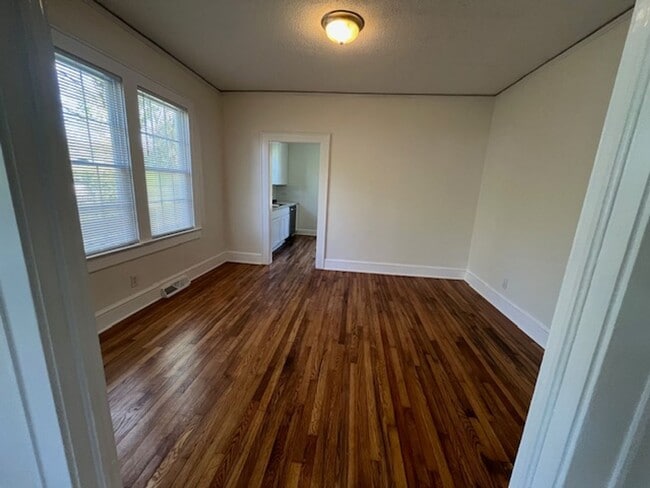 Building Photo - Newly-RENOVATED 2/2 House in a prime location!