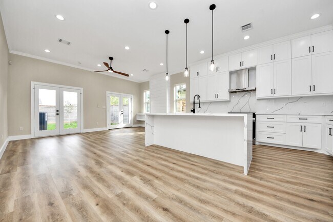 Building Photo - 127 E 38th St