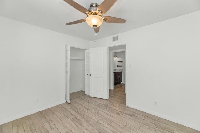 Building Photo - 3904 E Sahuaro Dr