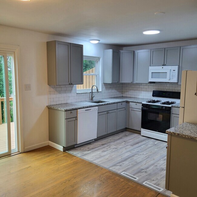 Building Photo - 549 Cumberland Rd