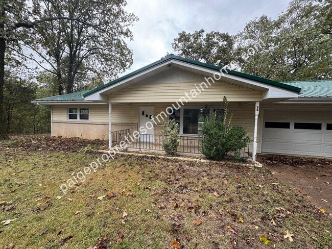 Building Photo - 2/1 in town out of town.