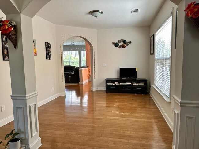 Building Photo - 5860 White Creek Run