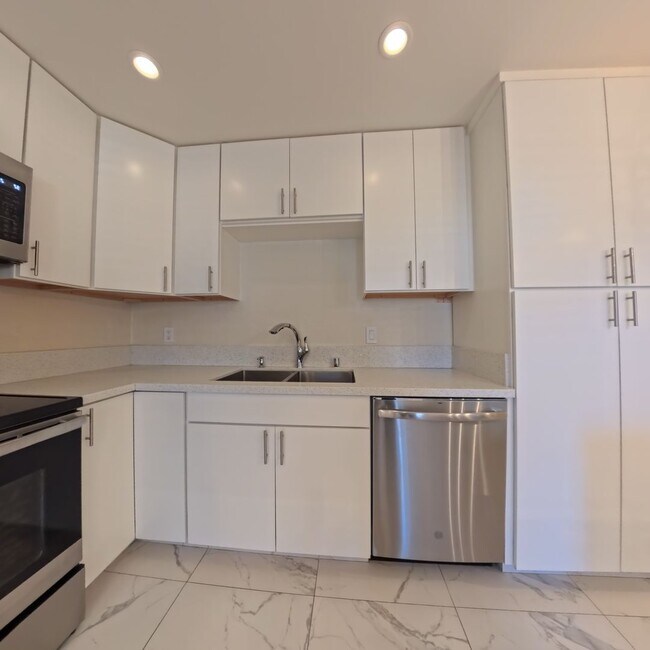 Building Photo - Modern style 2 Bed 2 bath Condo 1st Floor at The Lakes!