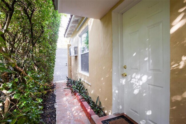 Building Photo - 4720 Pine Tree Dr