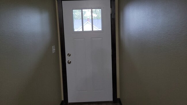 Building Photo - 5 Bed 3 Bath close to UWEC, bike trails, Carson Park, and The Sonnentag!