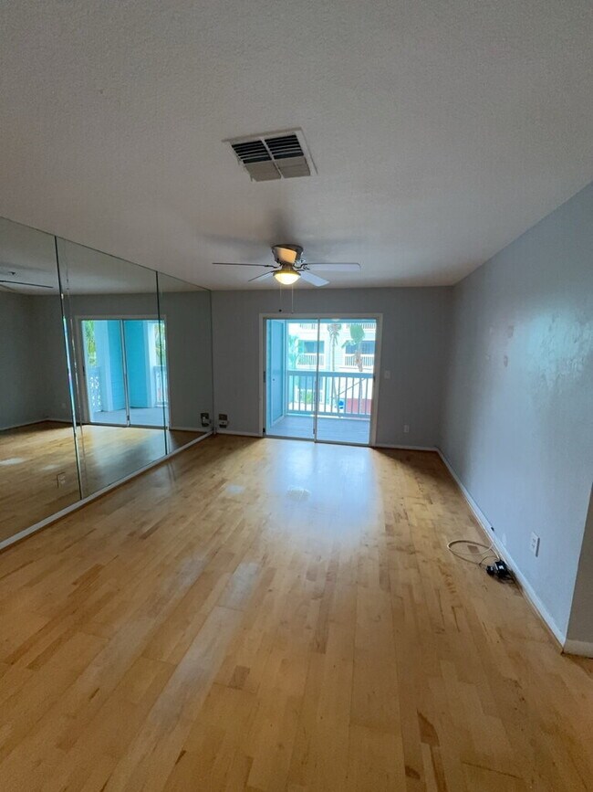 Building Photo - "Charming 2-Bedroom Haven in Heart of Tampa with Modern Comforts – 897 Sq Ft of Cozy Living!"
