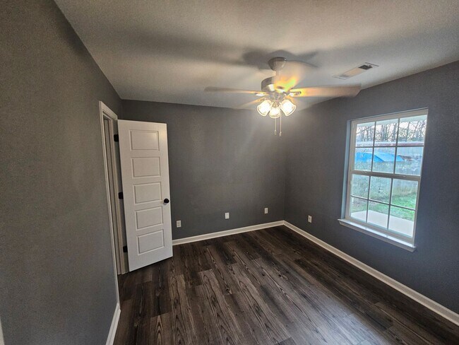 Building Photo - 4 bed 2 bath home in Benton