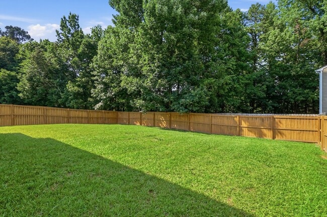 Building Photo - Spacious 4BR Home with New Carpet & Fenced Backyard