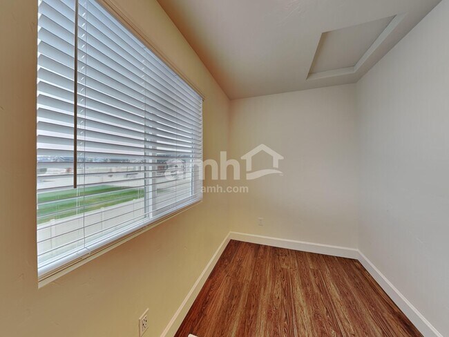 Building Photo - 954 N Barkvine Ave