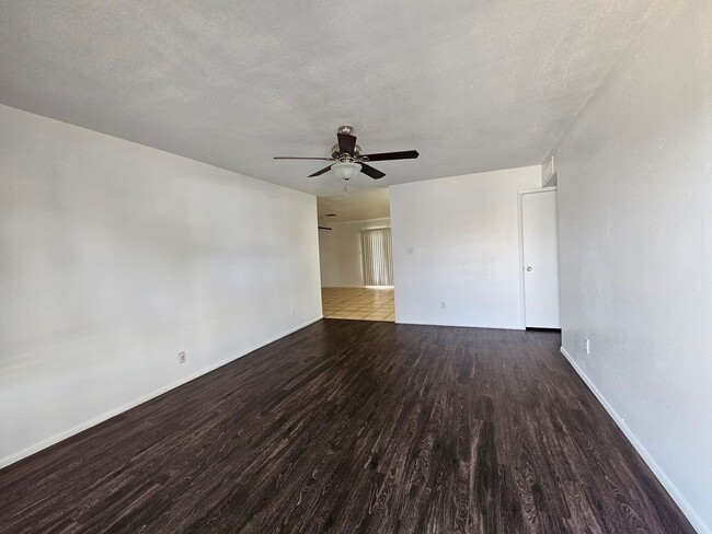 Building Photo - 3 bedroom 2 bath - North Phx home - single...